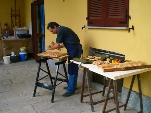 Giulio-scolpisce-il-legno